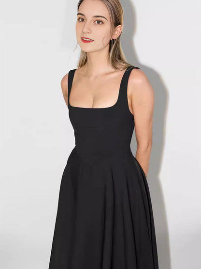 Robe midi minimaliste à bretelles larges de couleur unie